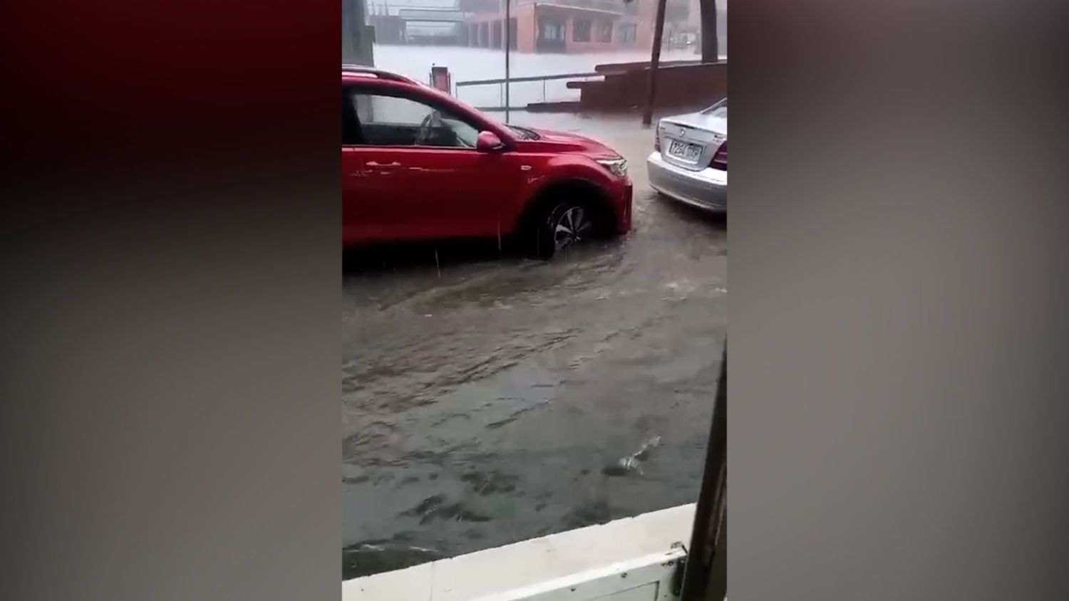 Los efectos de la DANA siguen causando estragos este inicio de semana en Catalunya. Las intensas lluvias desde primera hora del lunes han afectado a seis comarcas de la provincia de Barcelona: Vallès Occidental, Baix Llobregat, Barcelonès, Garraf, Maresme y Vallès Oriental, provocando inundaciones en carreteras, la suspensión del servicio de Rodalies y retrasos y desviaciones de vuelos en el aeropuerto de El Prat.
Protecció Civil ha alertado esta mañana de la alta intensidad de precipitaciones, en algunos casos acompañadas de granizo. Al mismo tiempo, ha pedido extremar la precaución, especialmente en la movilidad. Por ello, recomienda en medida de lo posible no ir a buscar a los niños a las escuelas al considerarlas “un lugar seguro” y que los trabajadores permanezcan en sus centros de trabajo.