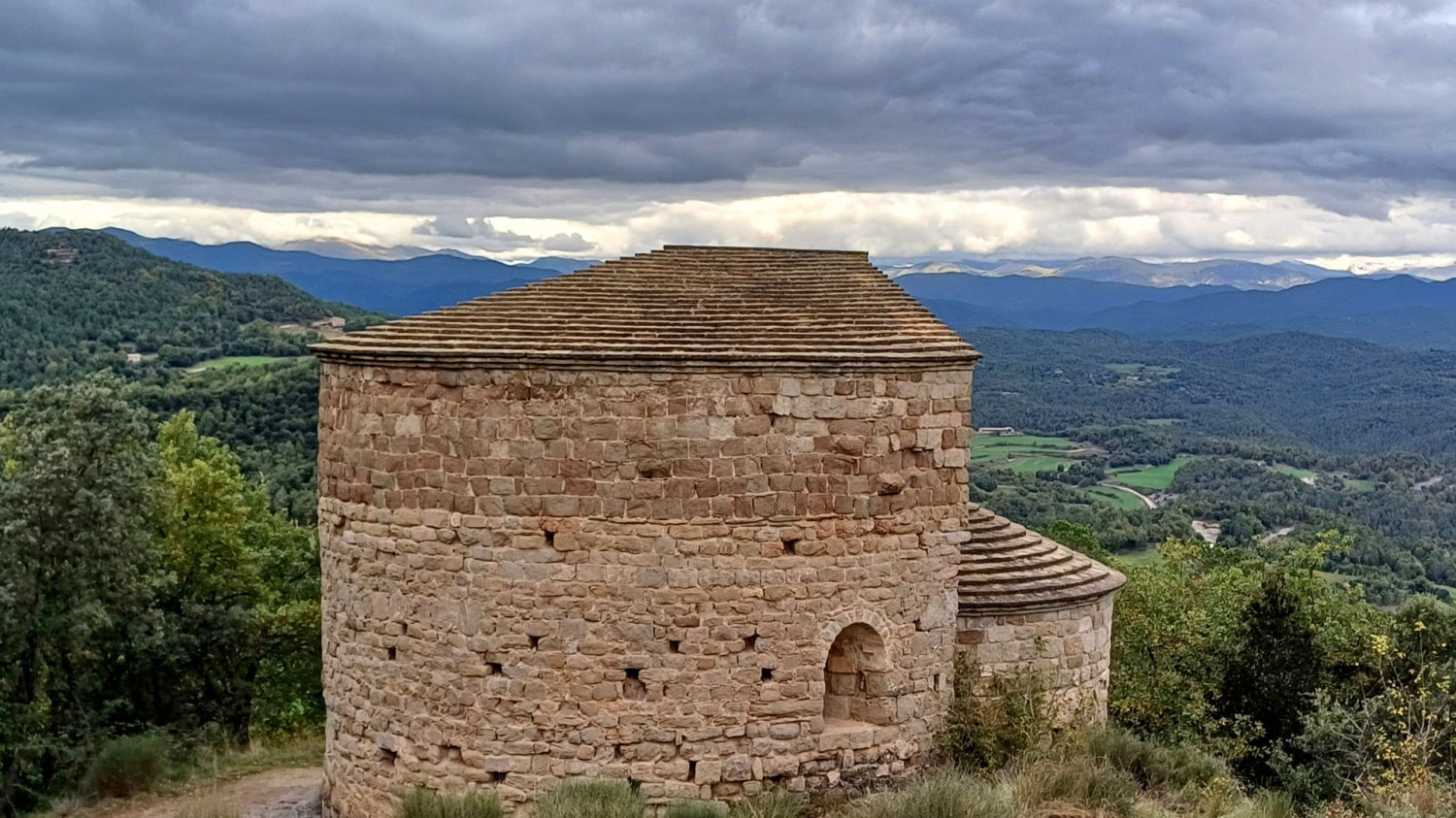 Sant Vicenç del Castell en lo alto de la colina.