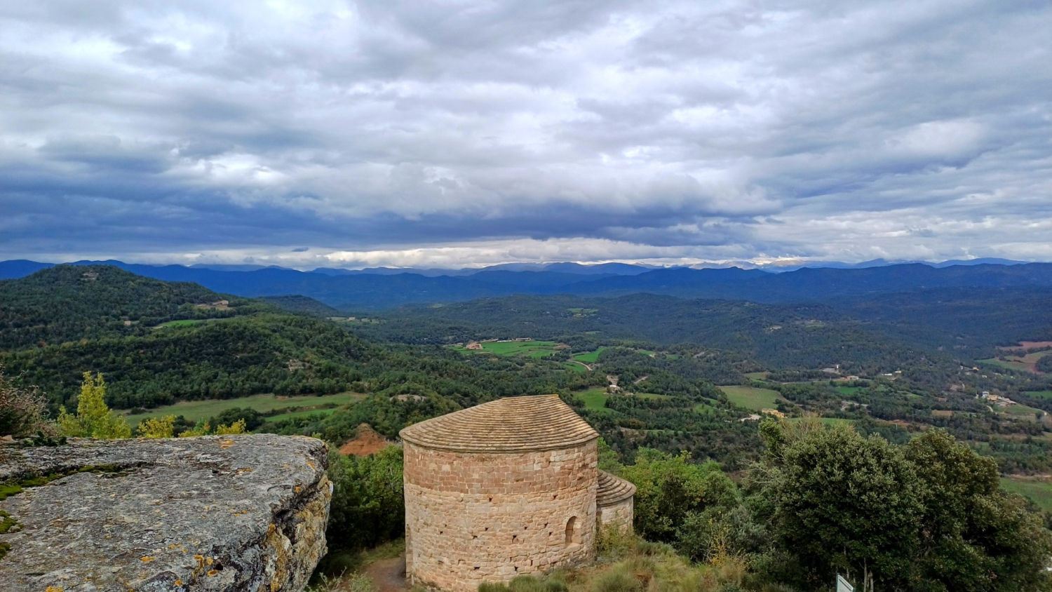 Vista de la ermita de Sant Vicenç del Castell en el paisaje.