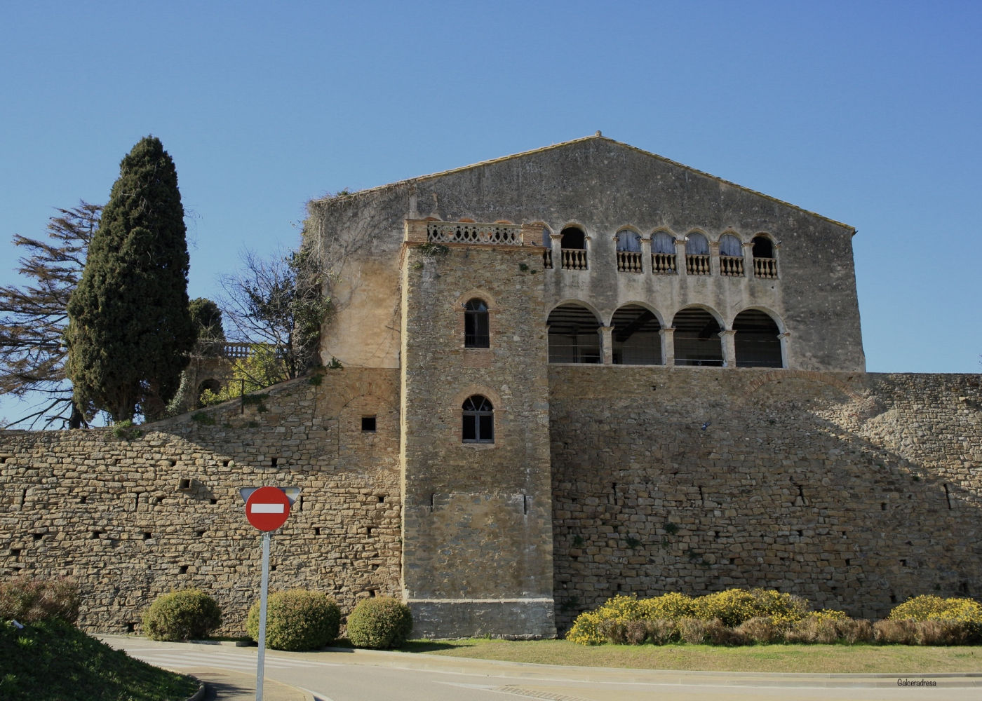 Muralla y una de las torres de Ullastret.