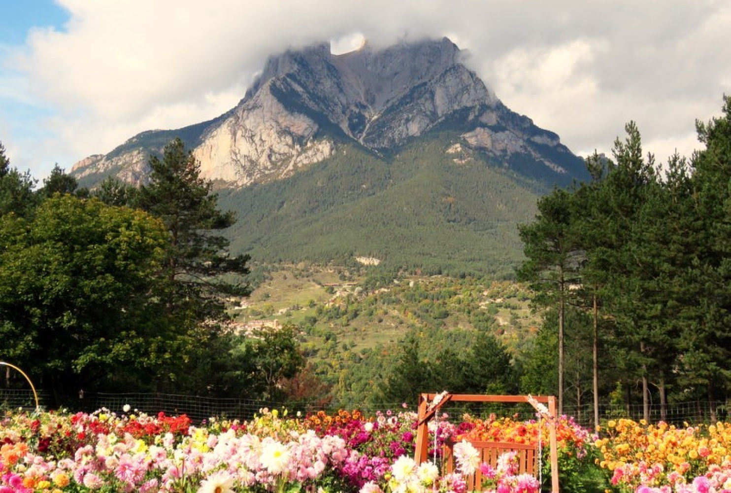 El jardín de Saldes con niebla en el Pedraforca.