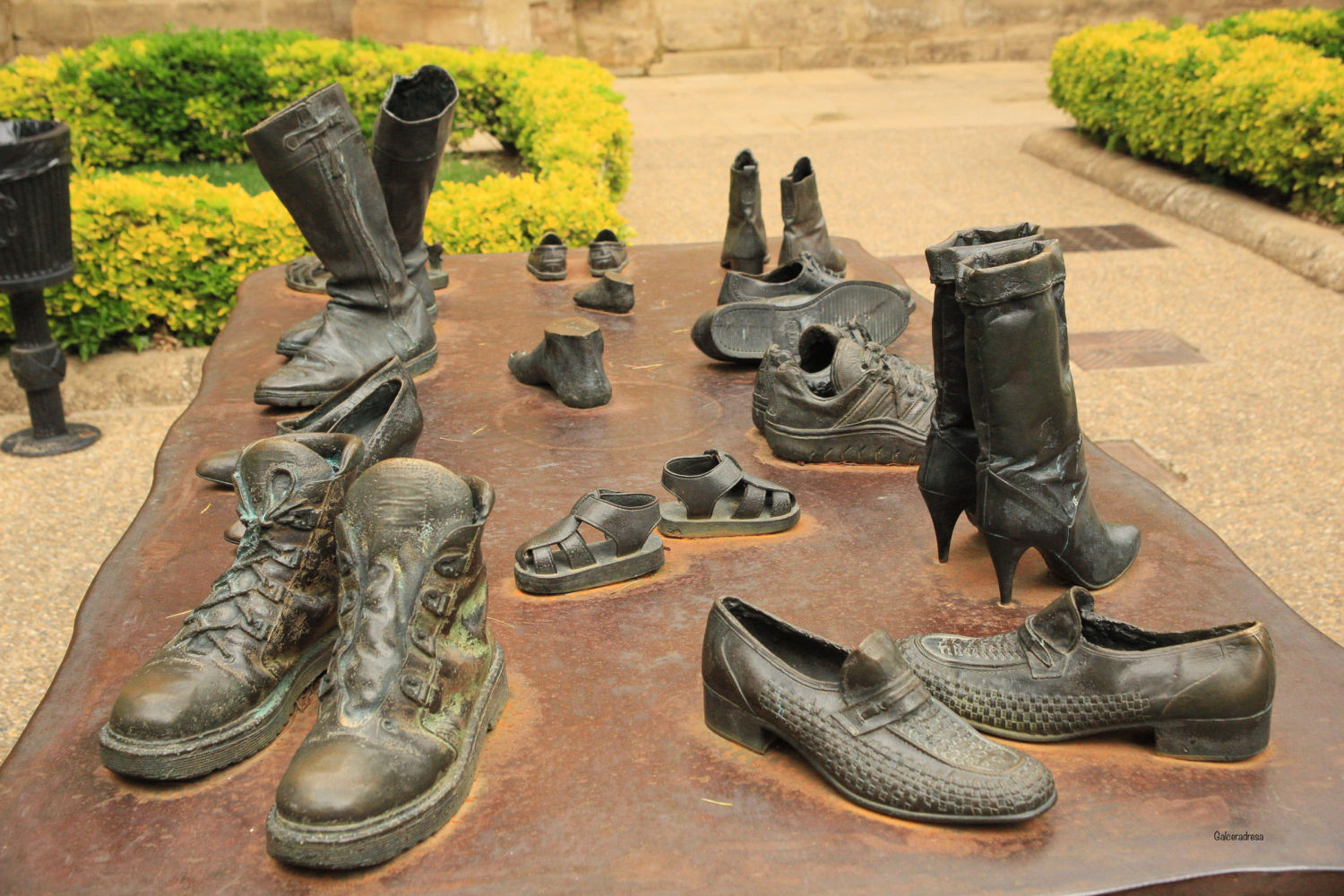 Conjunto escultórico en una plaza de Laguardia.