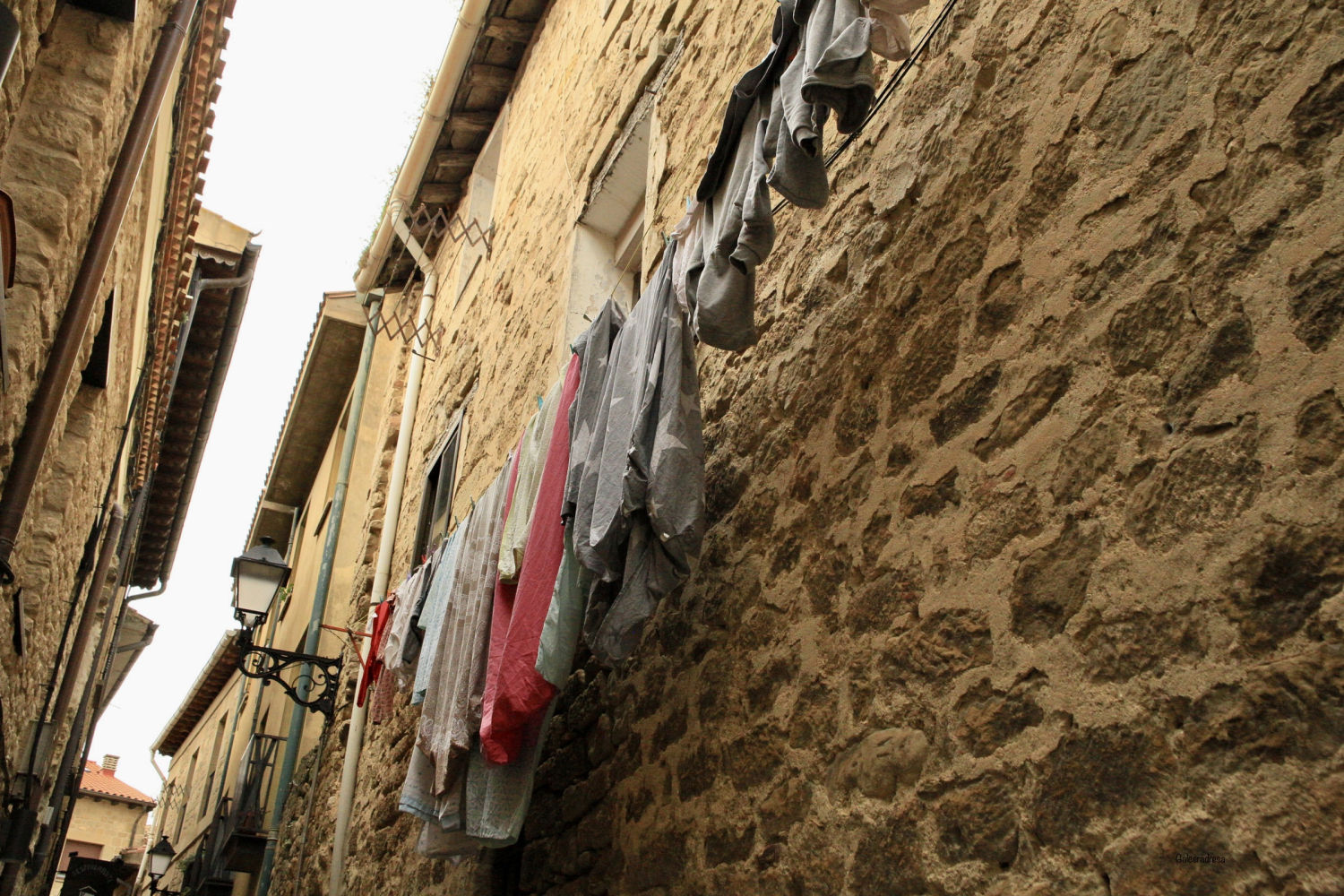 Ropa tendida en una callejuela.