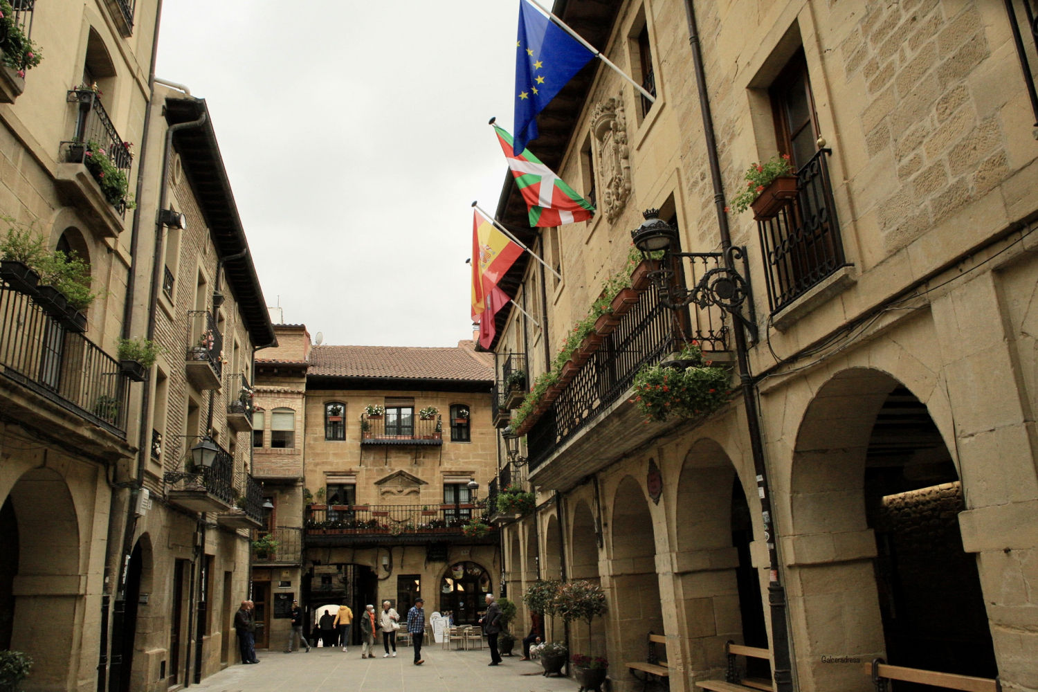 Plaza porticada del Ayuntamiento.