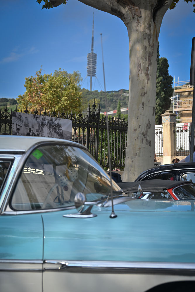 Coches en la Copa Tibidano con la Torre de Collserola al fondo.