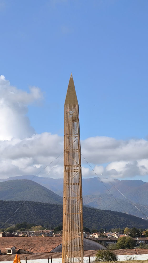 El obelisco de madera.