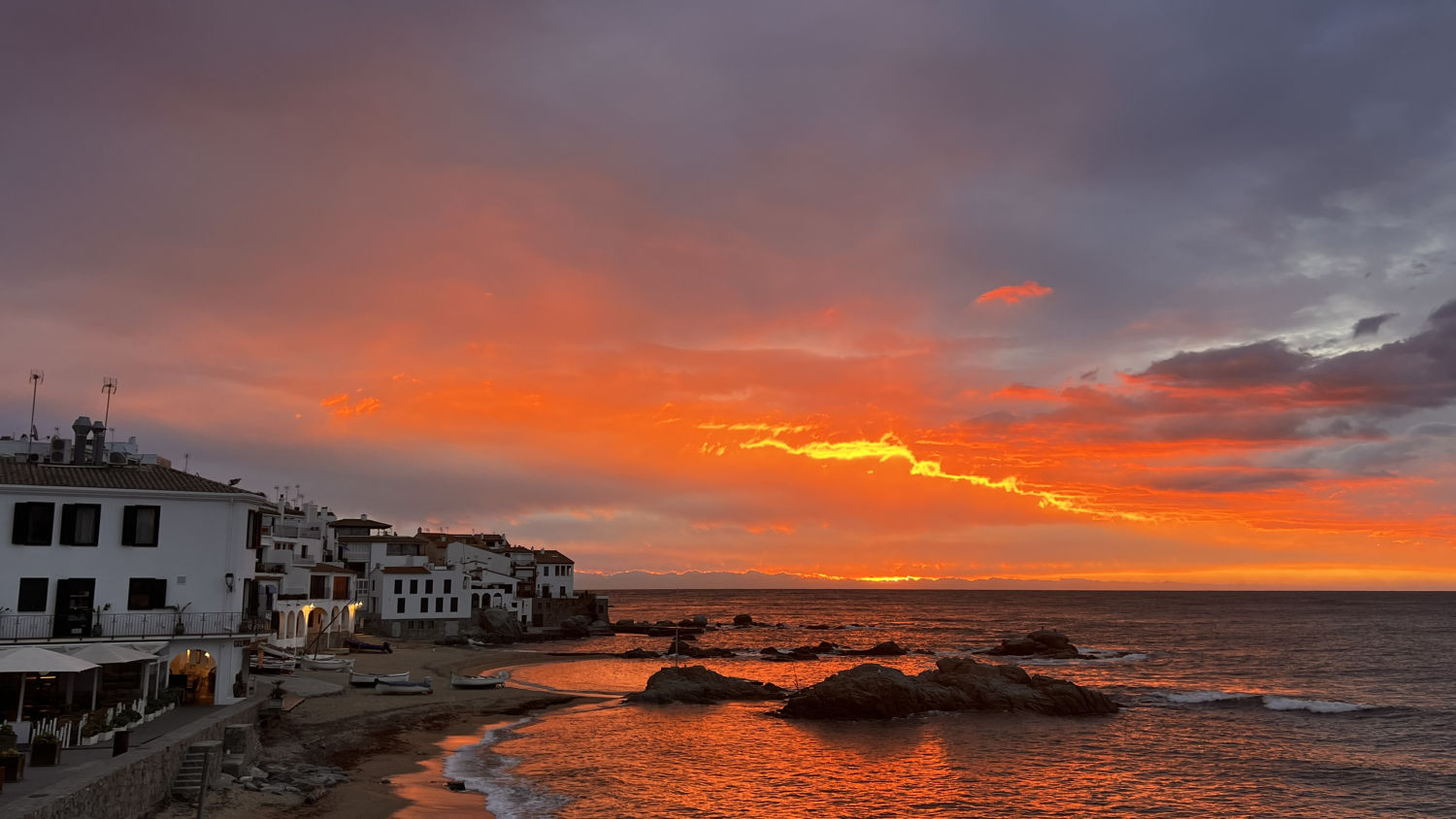 Amanecer rojo en Calella de Palafrugell.
