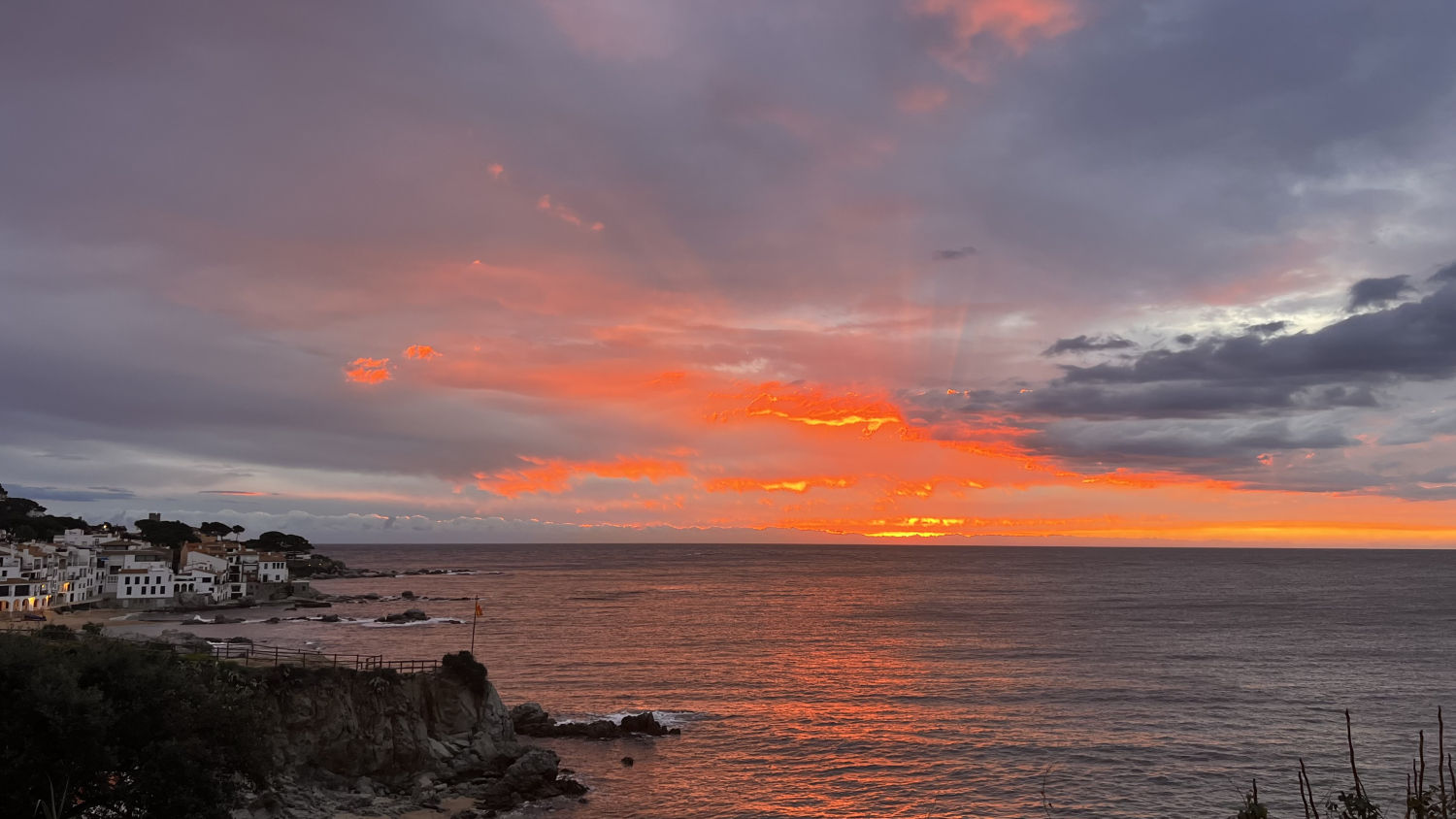 El rojo rompe el cielo en Calella de Palafrugell.