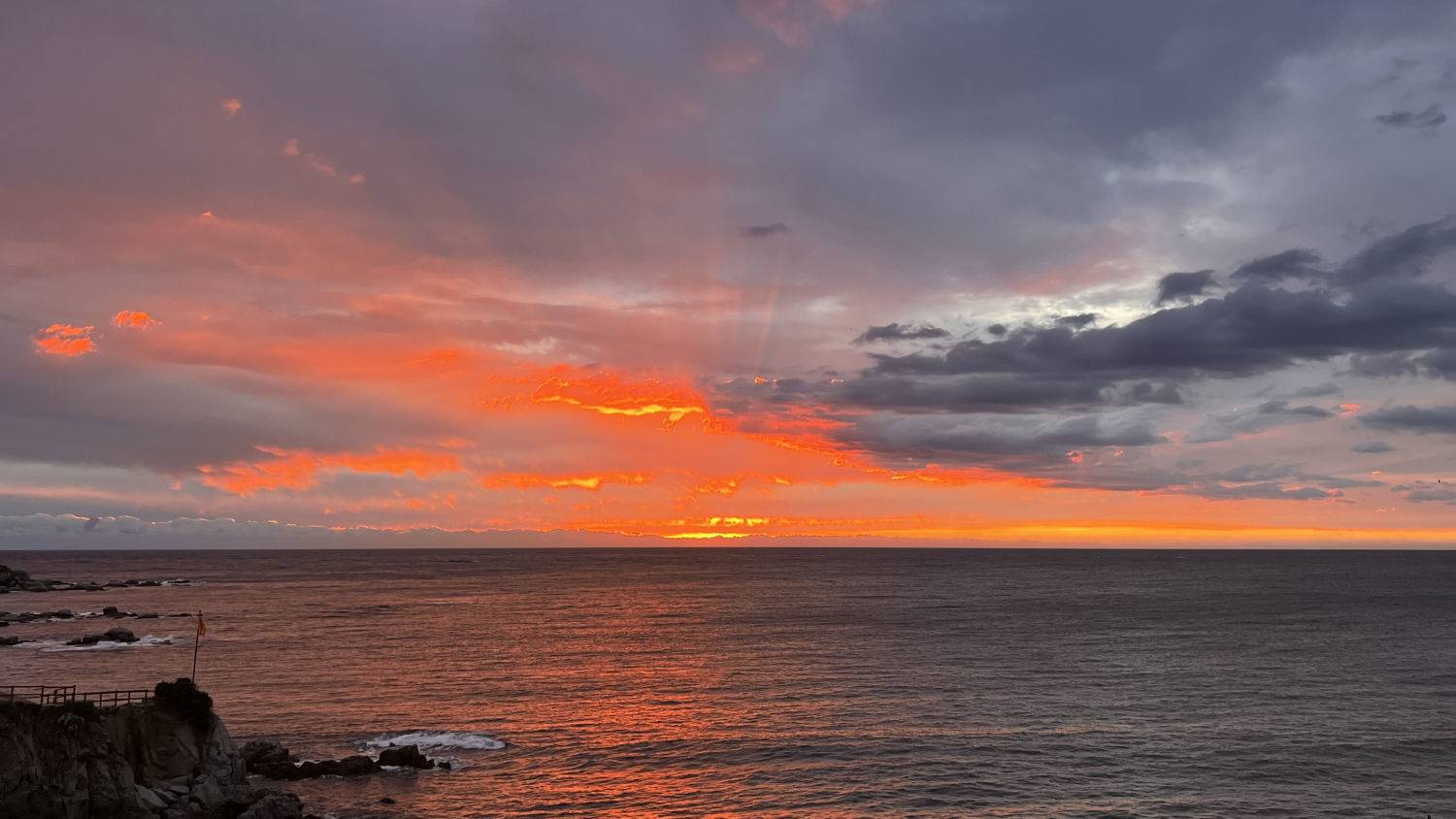El rojo gana protagonismo y se refleja en el mar de Calella de Palafrugell.
