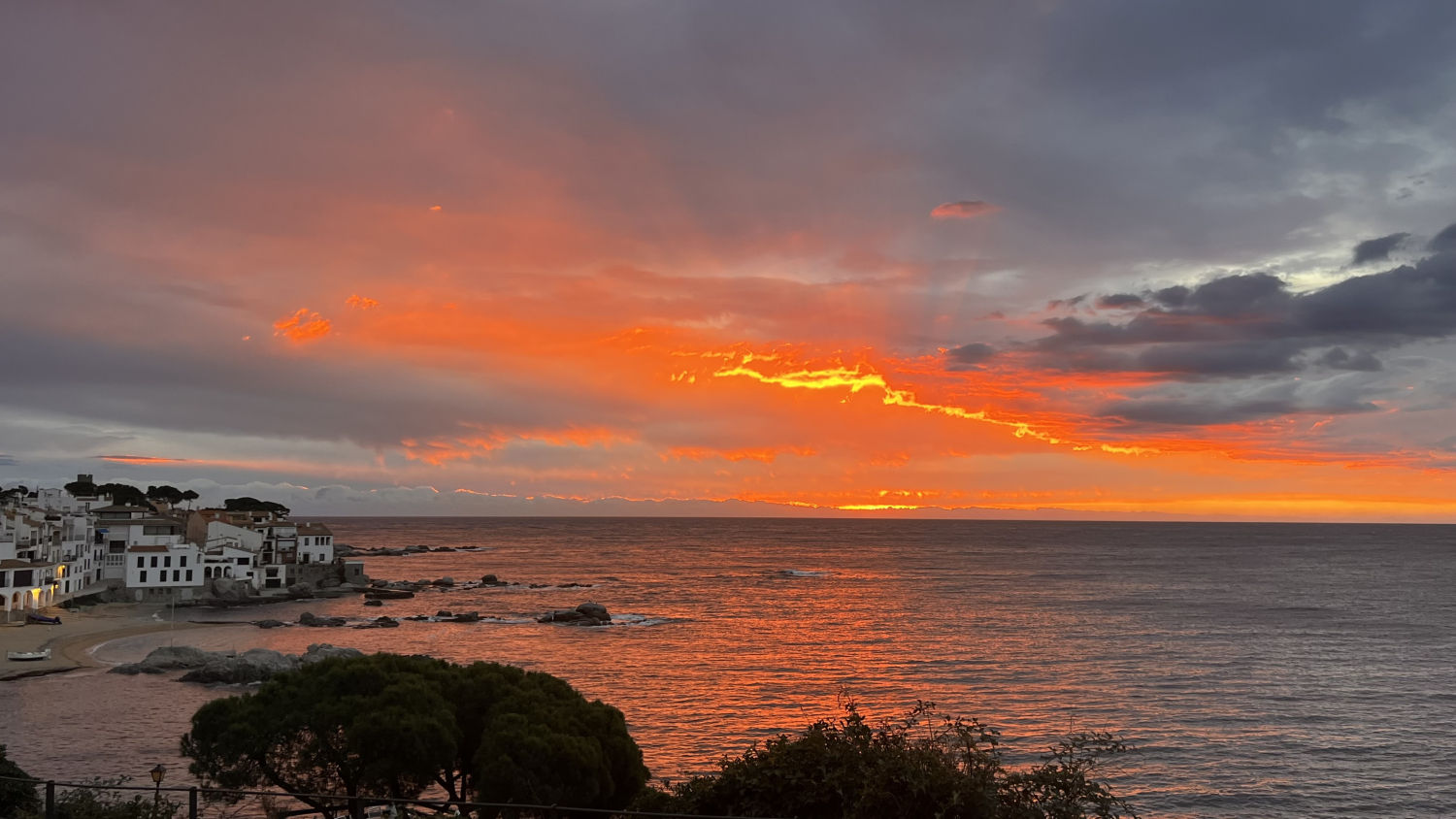 Vista del amanecer rojo en Calella de Palafrugell.