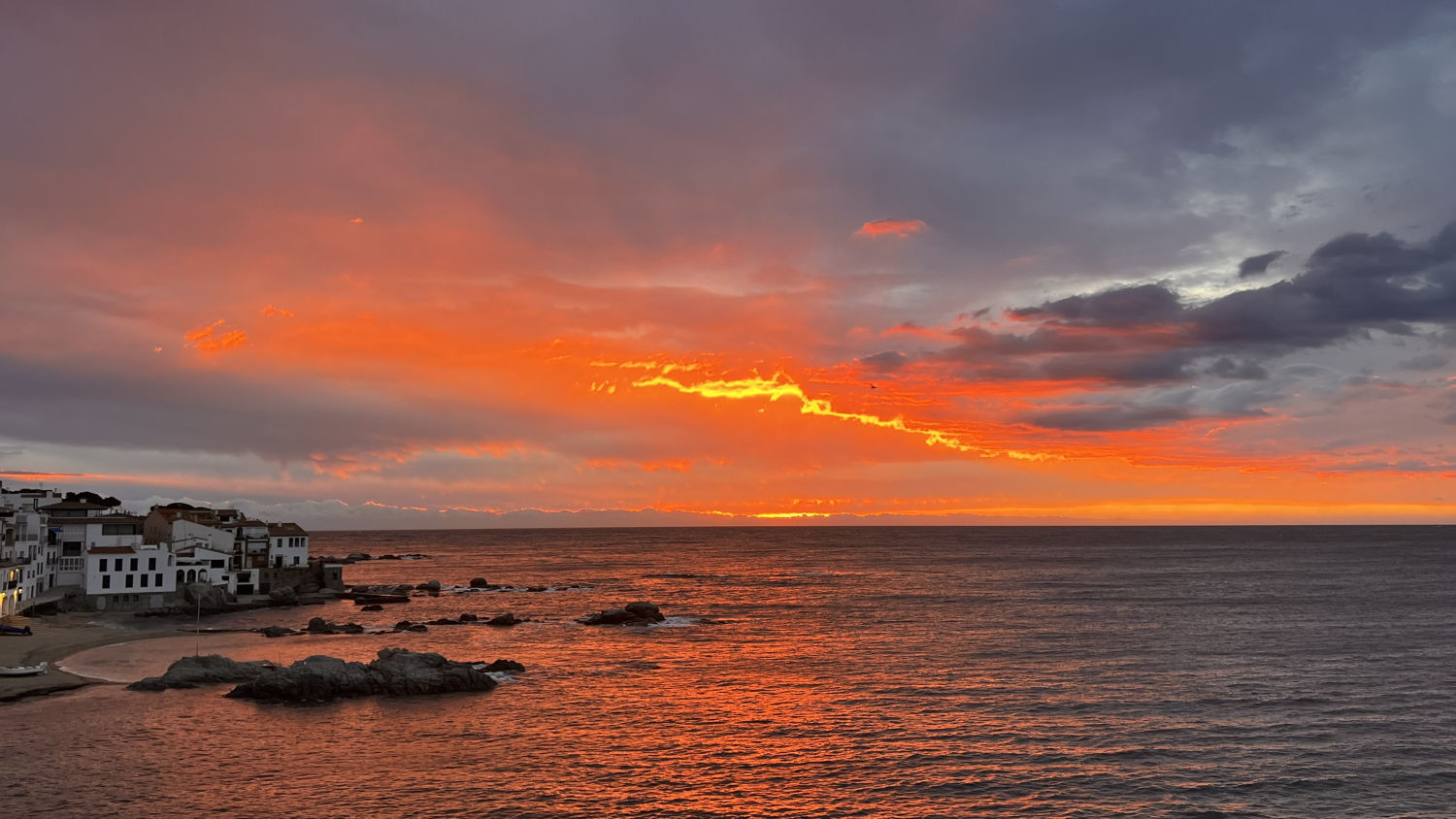 Luz roja del amanecer en Calella de Palafrugell.