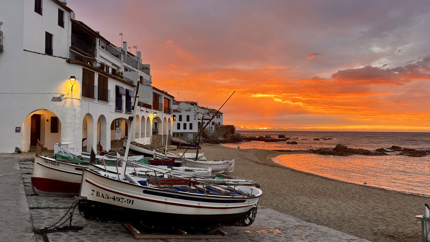 Barcas en reposo en el amanecer otoñal de Calella de Palafrugell.