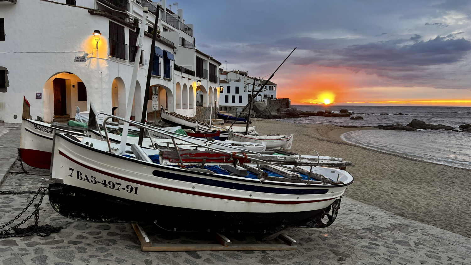 La luz del amanecer en otoño en Calella de Palafrugell.