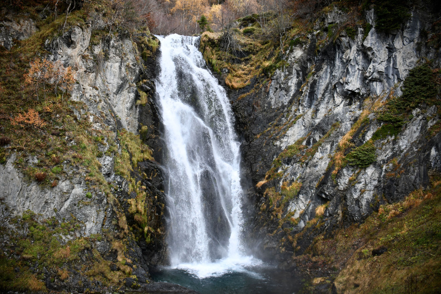 Cascada caudalosa en otoño.