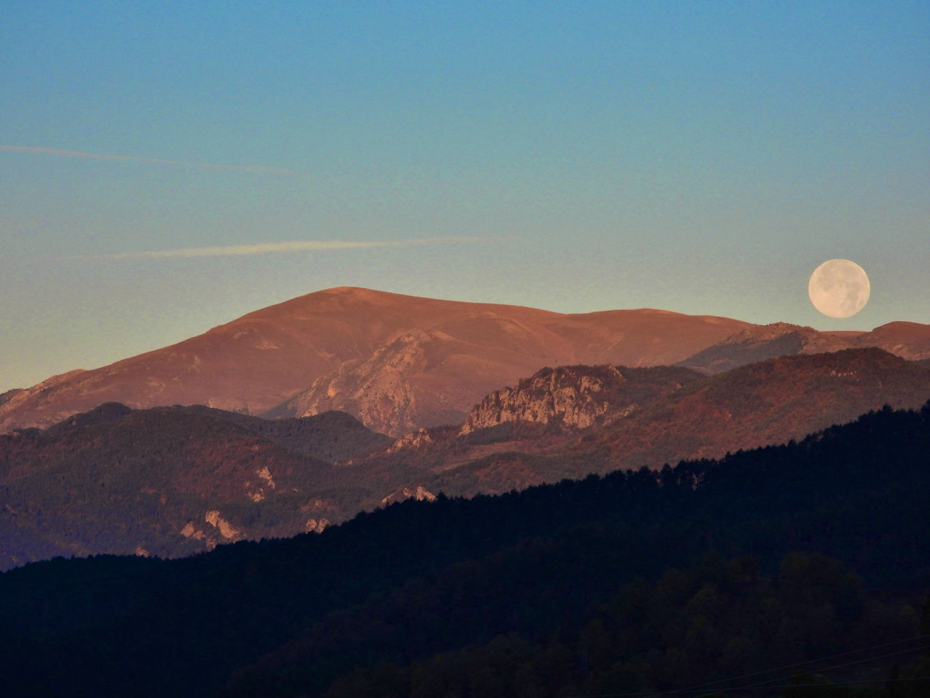 Superluna del Castor en el Puigllançada, vista desde Campdevànol (Ripollès).