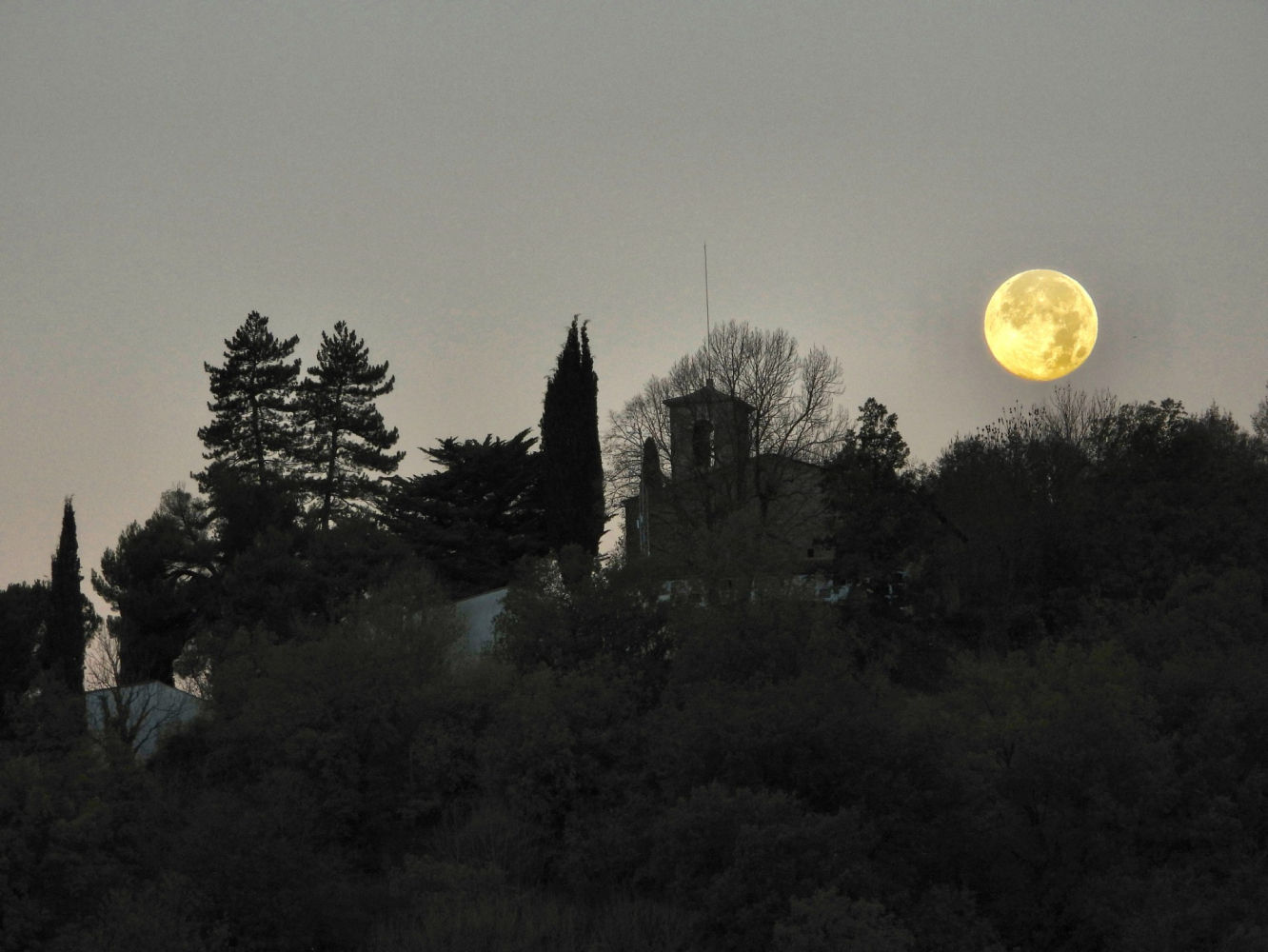 Superluna del Castor en la iglesia de Sant Cristòfol del cementerio, en Campdevànol (Ripollès).