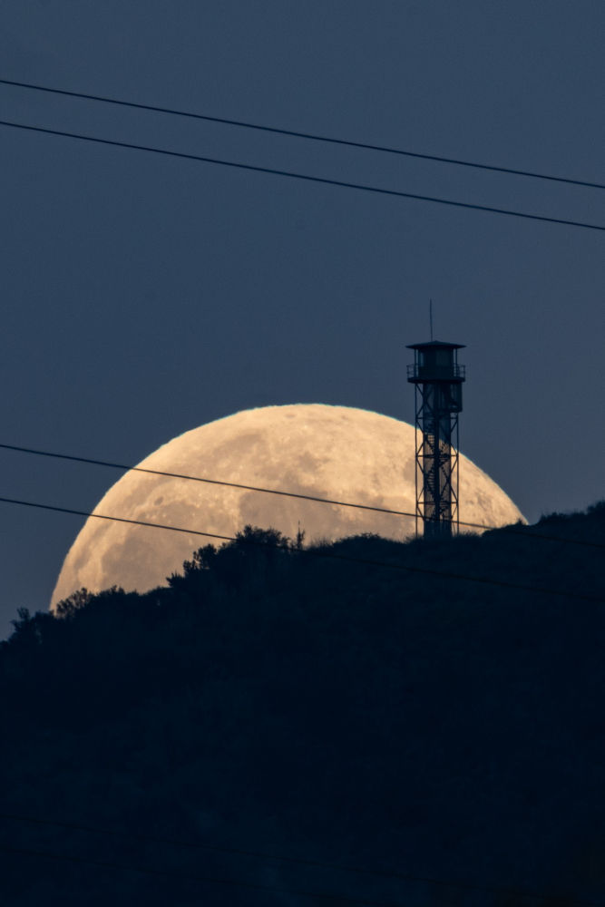 La salida de la luna del Castor en un mirador de Collserola y justo después con la antena de Sant Pere Mártir. Imagen captada gracias a la planificación de Ricardo Hernando (@r_hernando).