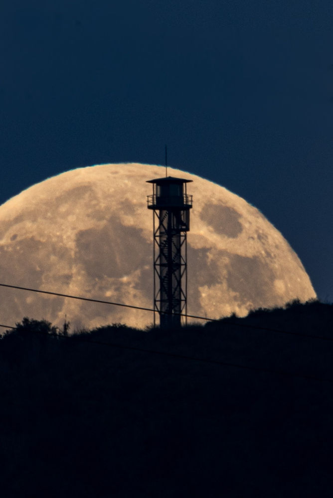 Sale la luna del Castor en Collserola, con la antena de Sant Pere Mártir. Imagen captada gracias a la planificación de Ricardo Hernando (@r_hernando).