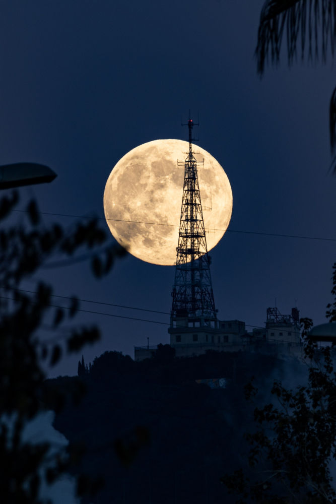 La luna del Castor con la antena de Sant Pere Mártir. Imagen captada gracias a la planificación de Ricardo Hernando (@r_hernando).