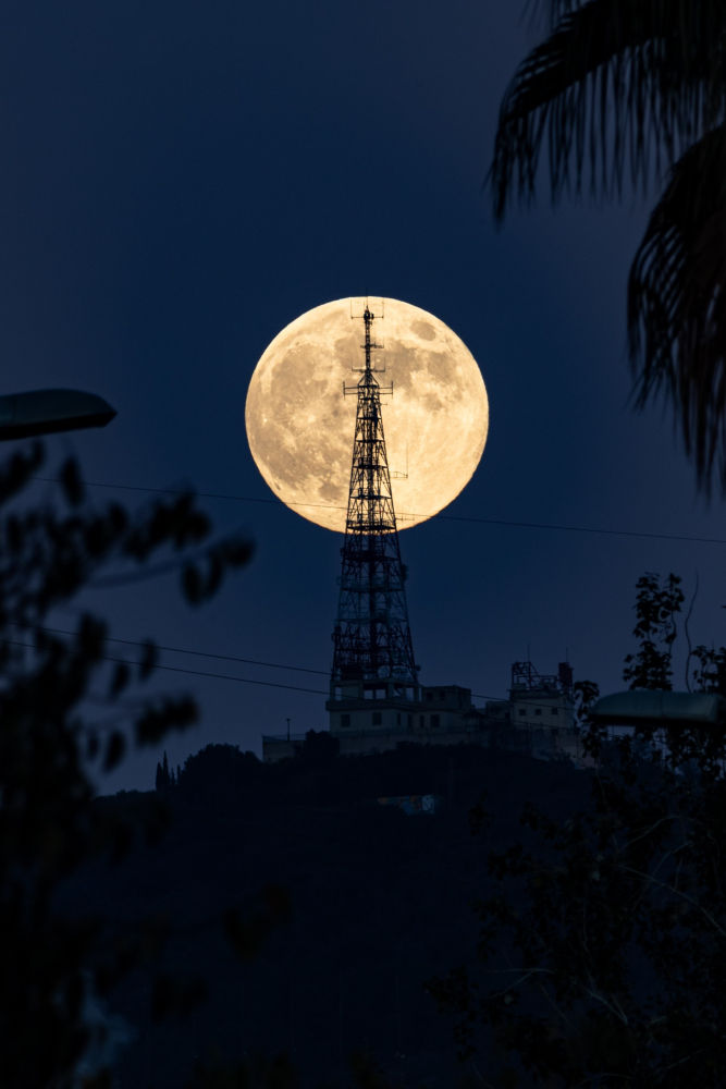 Superluna del Castor en la antena de Sant Pere Mártir. Imagen captada gracias a la planificación de Ricardo Hernando (@r_hernando).