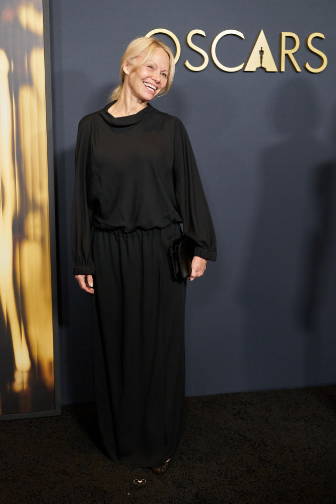 Pamela Anderson optó por un conjunto sobrio de Giorgio Armani formado por una blusa de cuello redondo y manga larga y un pantalón de corte holgado