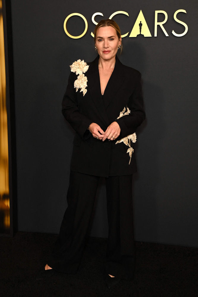 Kate Winslet eligió un traje de chaqueta de Erdem que destacaba por sus flores blancas en 3D colocadas en la americana