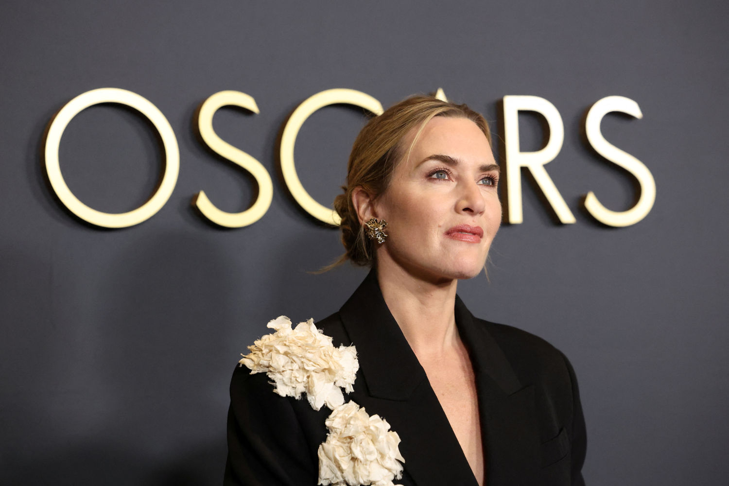Kate Winslet eligió un traje de chaqueta de Erdem que destacaba por sus flores blancas en 3D colocadas en la americana