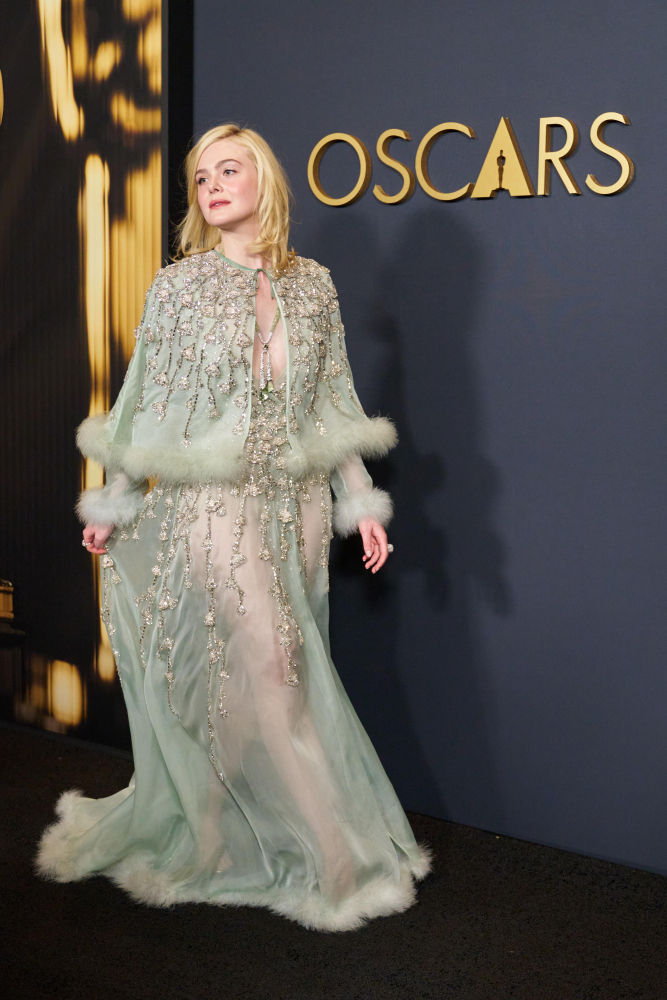 Elle Fanning marcó la diferencia con un conjunto de dos piezas en color verde menta de Valentino. Un look formado por un vestido vaporoso y una capa que estaban confeccionados con cristales y plumas
