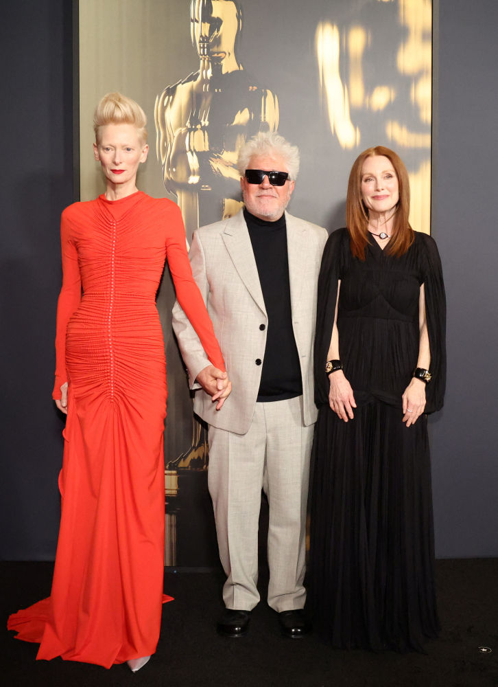 Pedro Almodóvar posó en la alfombra roja junto a sus musas Tilda Swinton, que vestía un diseño rojo con fruncidos de Standing Ground, y Julianne Moore, que optó por un elegante diseño negro de Proenza Schouler con mangas-capa y cuerpo encorsetado