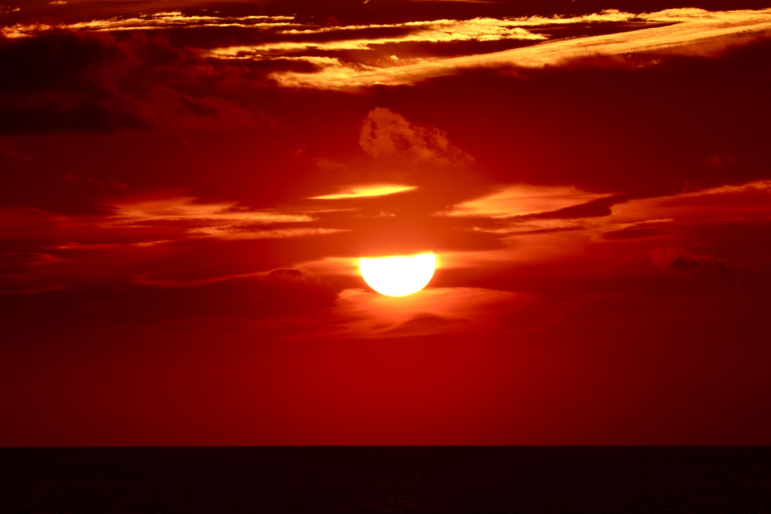 El sol se esconde entre las nubes al amanecer en Llafranc.