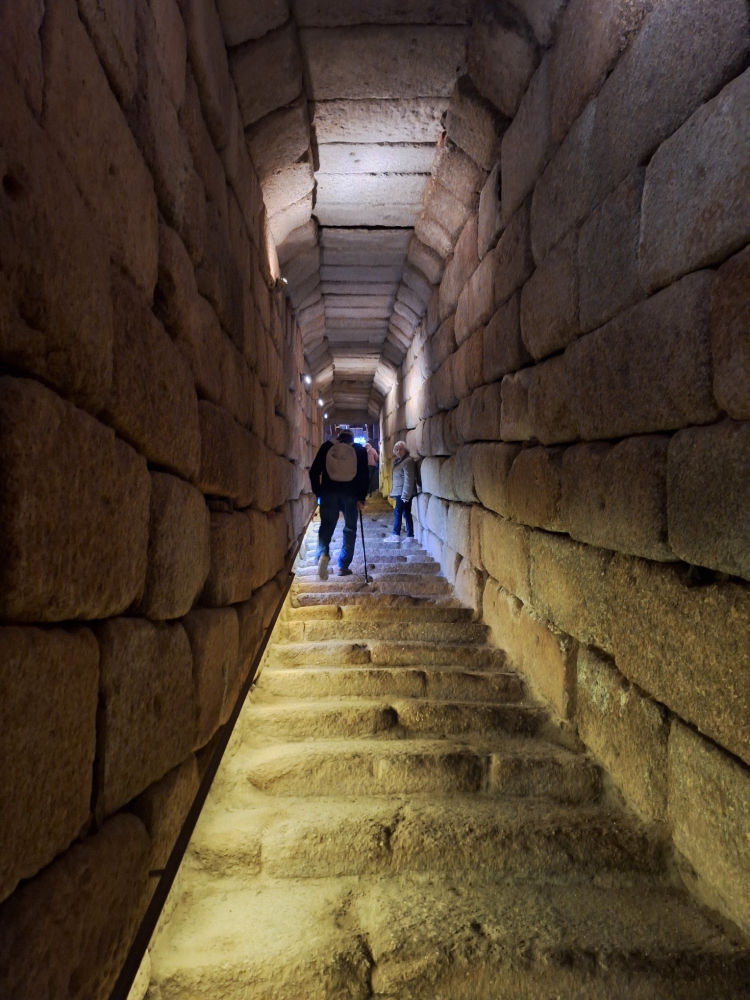 Explorando el aljibe de la Alcazaba Árabe de Mérida.