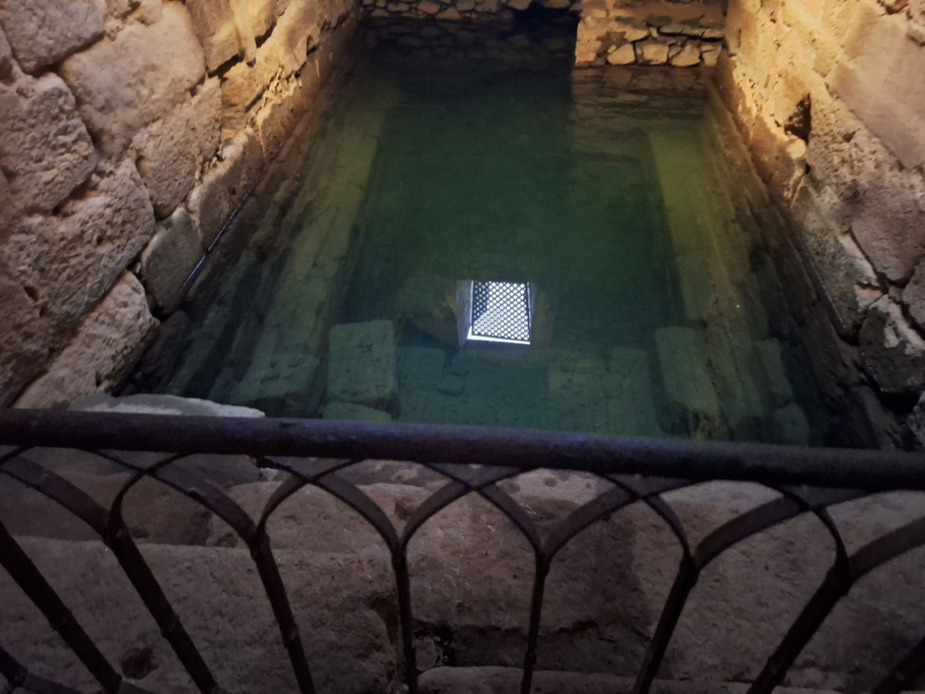 Agua acumulada en el aljibe de la Alcazaba Árabe de Mérida.