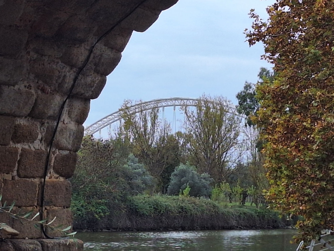 Bajo un arco del puente romano de Mérida.