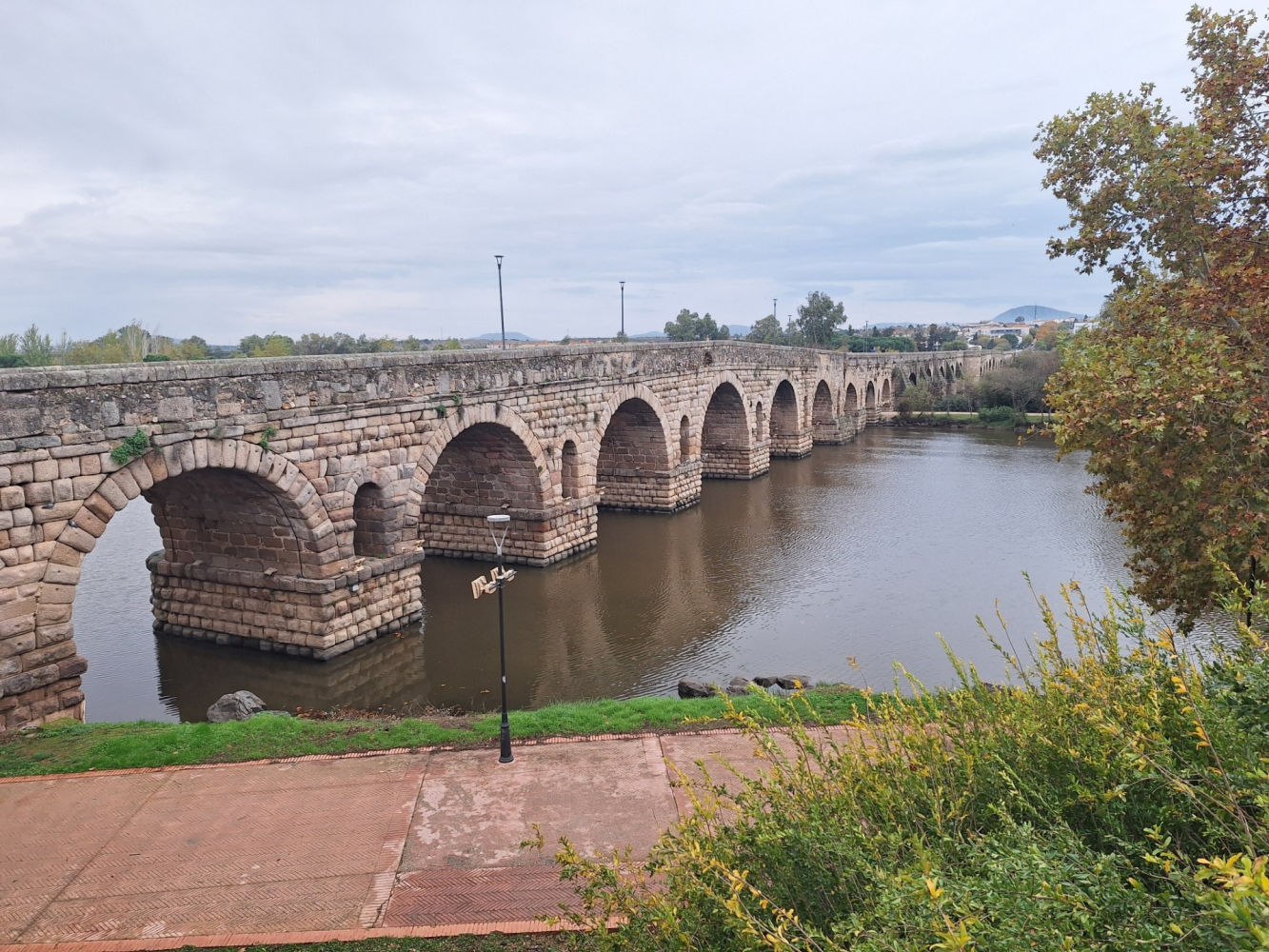 Perspectiva del puente romano de Mérida.