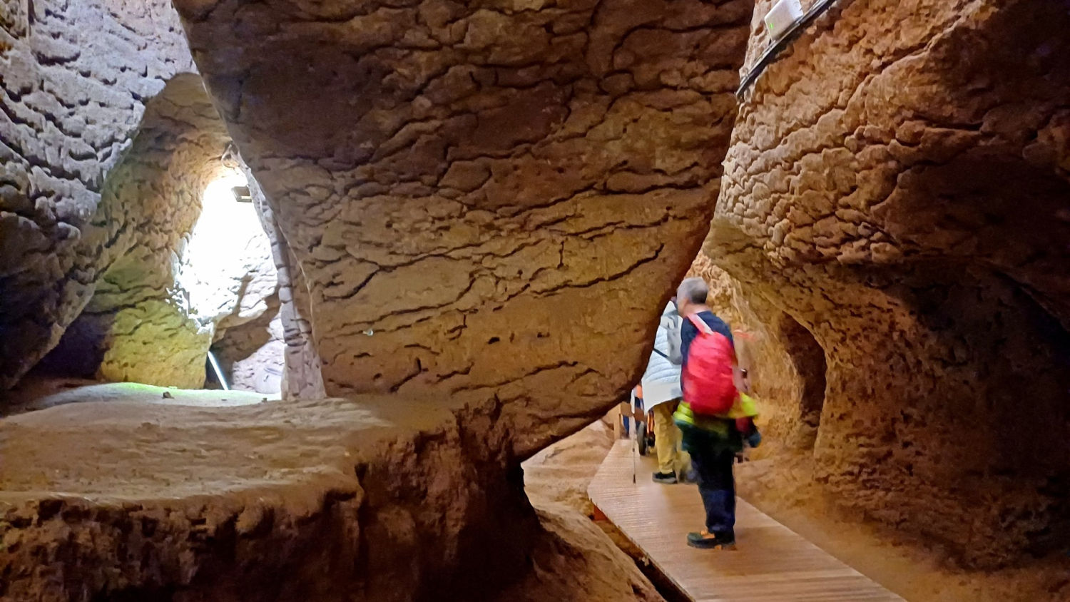 Visitando las Coves del Toll.