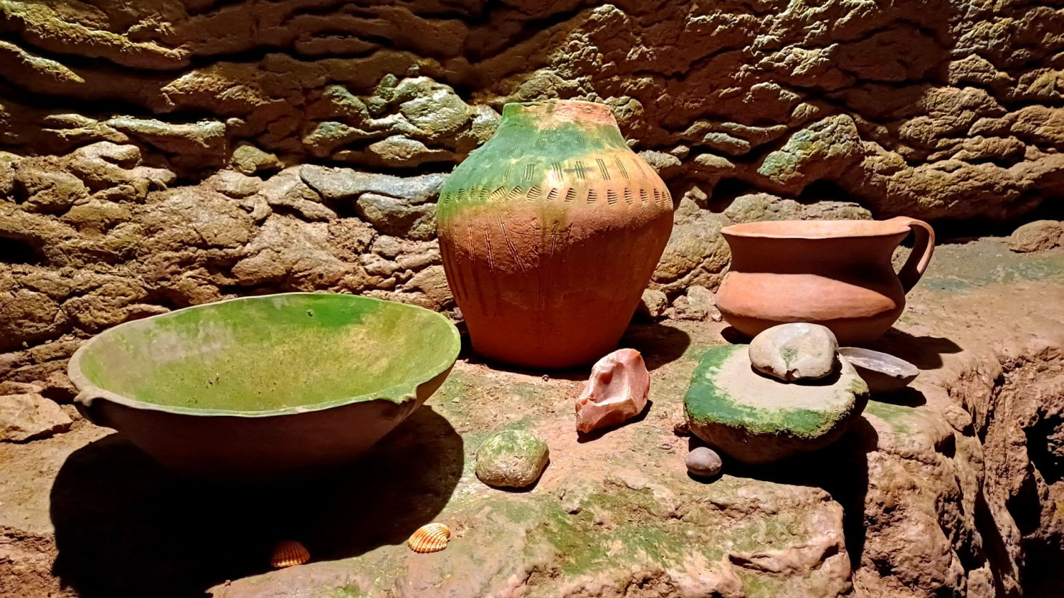 Muestra de objetos en las Coves del Toll.