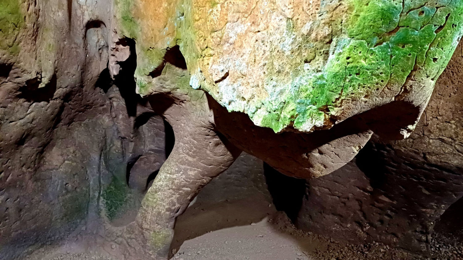Interior de las Coves del Toll.