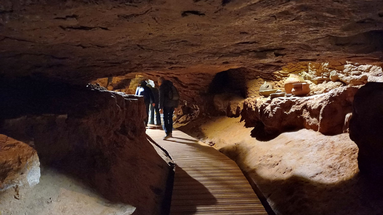 Visitantes en las Coves del Toll.
