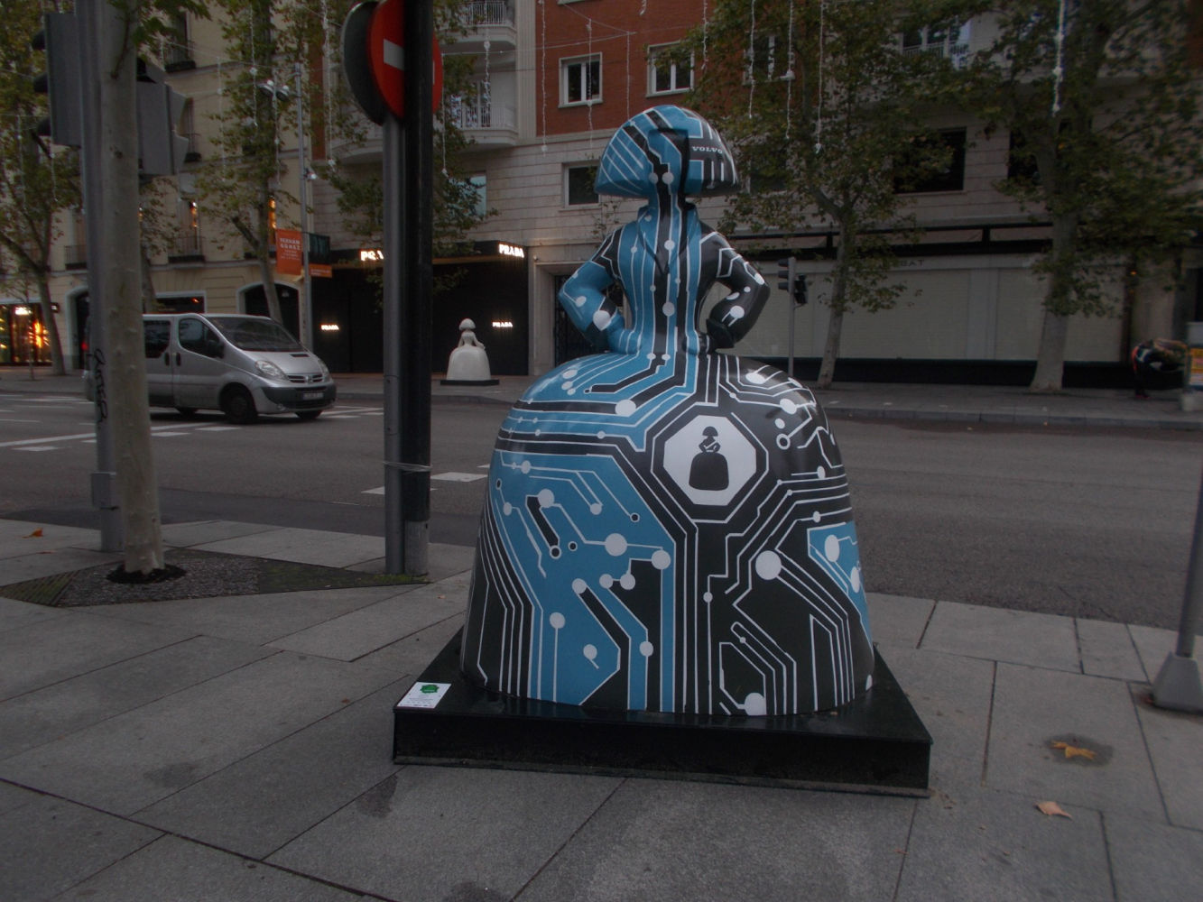 Menina custodiando la calle.