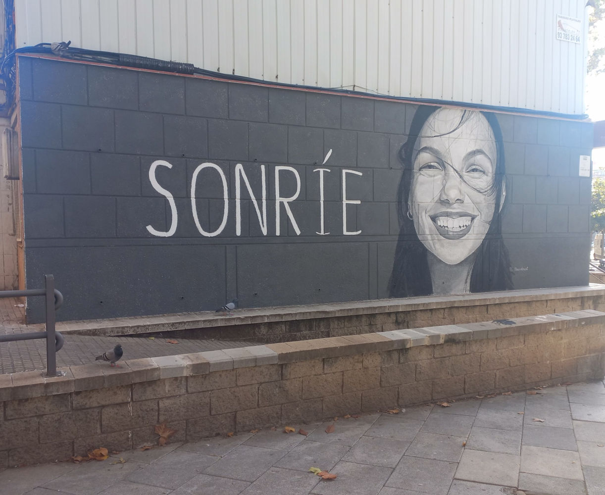 Mural que invita a sonreír en Cornellà.