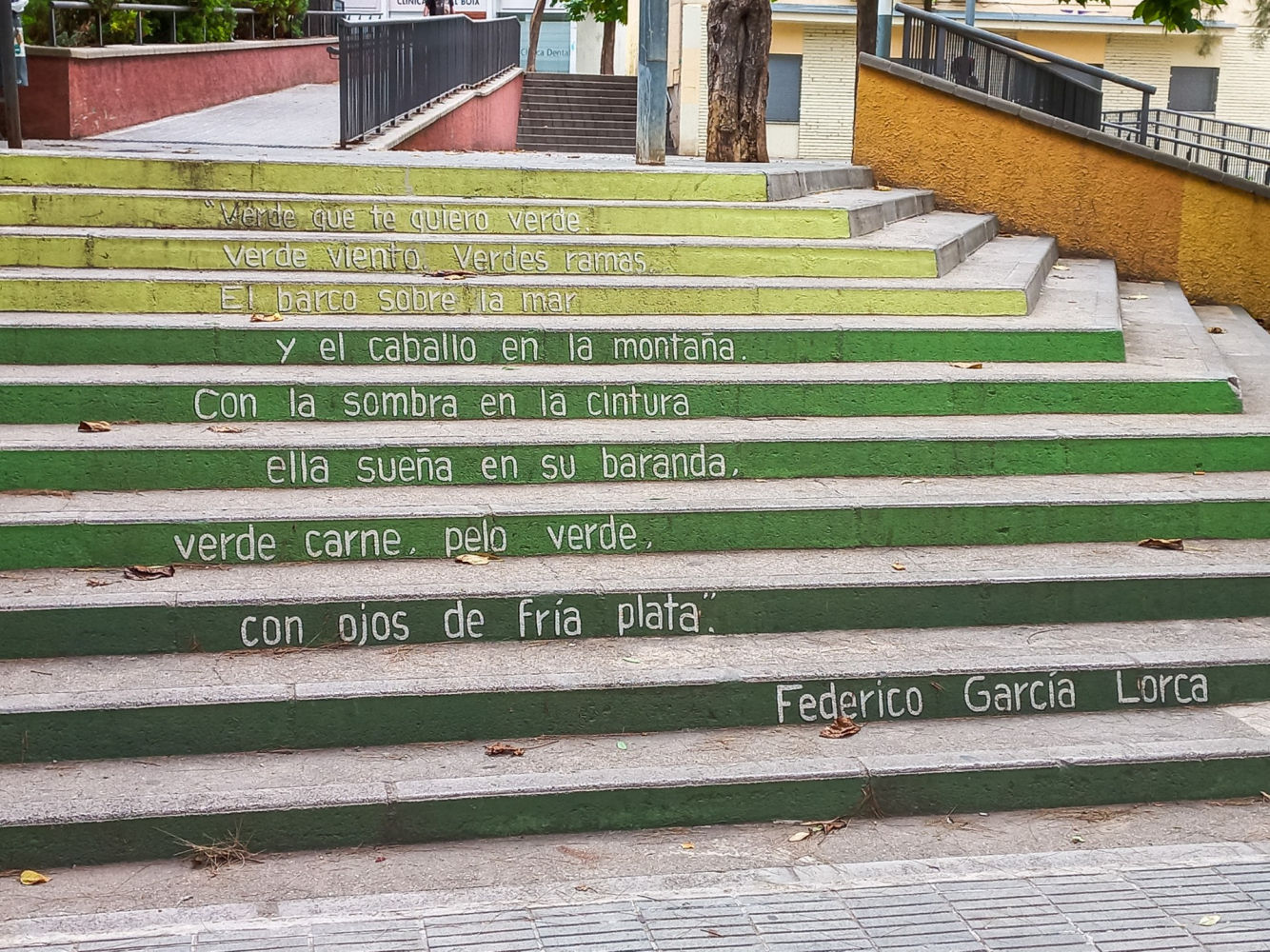 Poema de Federico García Lorca en una escalera.