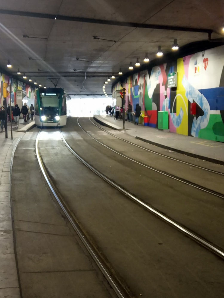 Mural en la estación del tranvía de Cornellà.