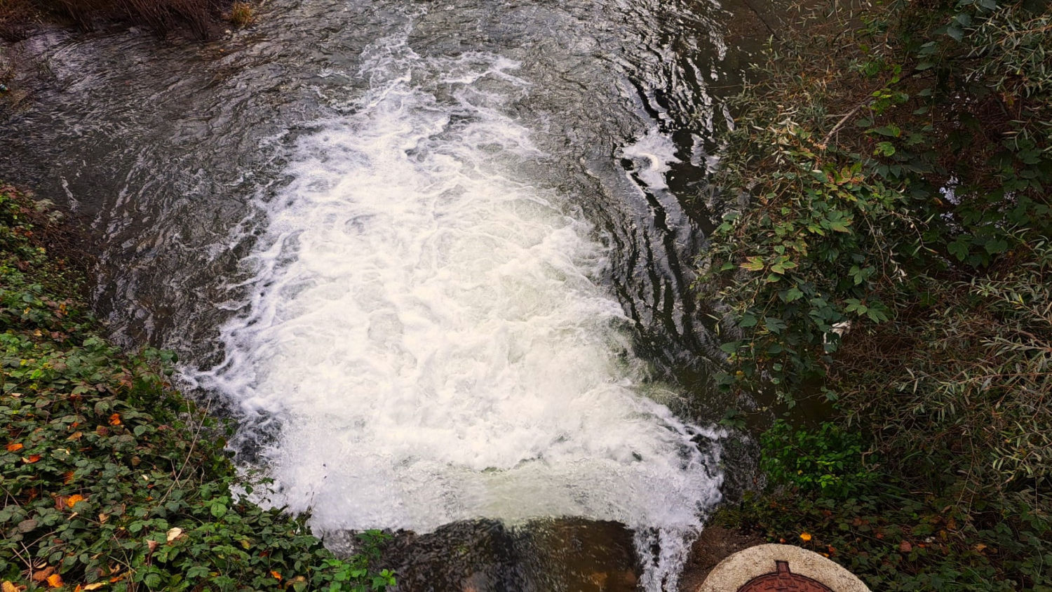 El agua fluye en el Vora Ter.