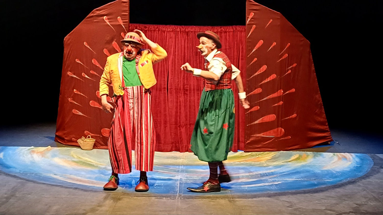 Complicidad clown en el escenario.