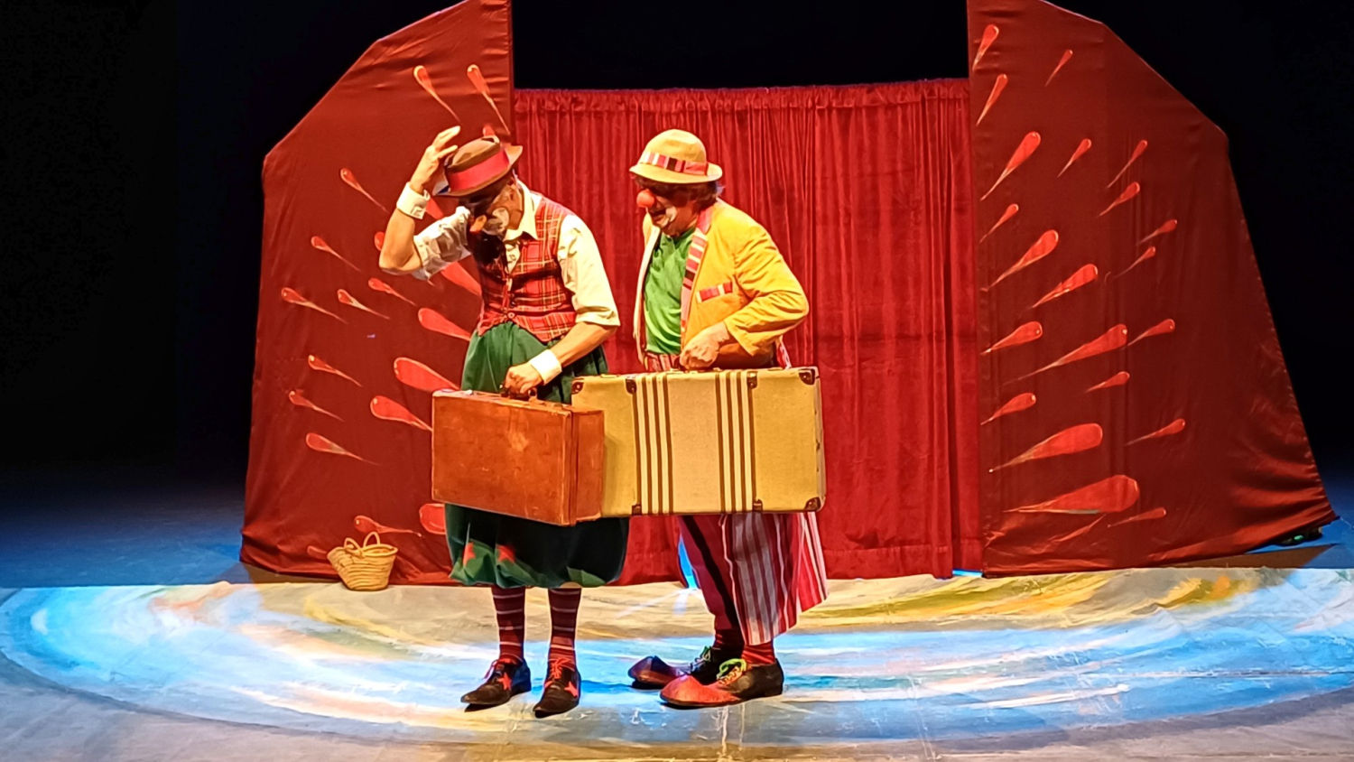 Pep y Tinet, maleta en mano.