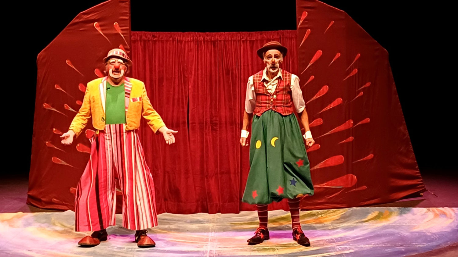 Payasos  Pep y Tinet interactuando con el público.