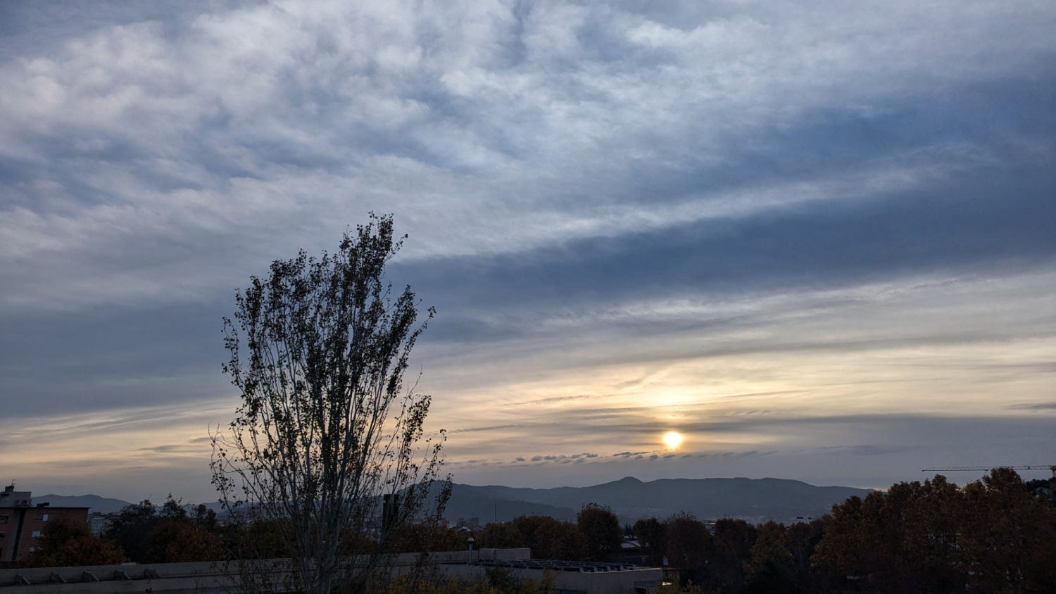 Cielo otoñal sobre Gallecs.