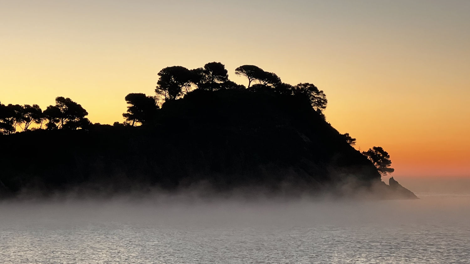 Humo ártico al amanecer en la playa de Castell de Palamós.