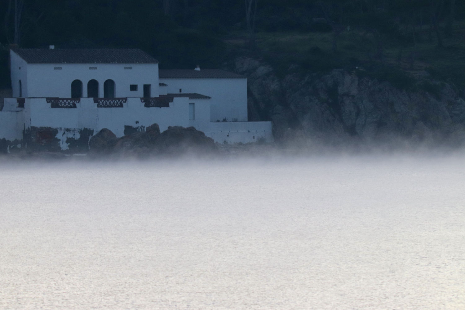 Mediterráneo humeante en la costa de Palamós.