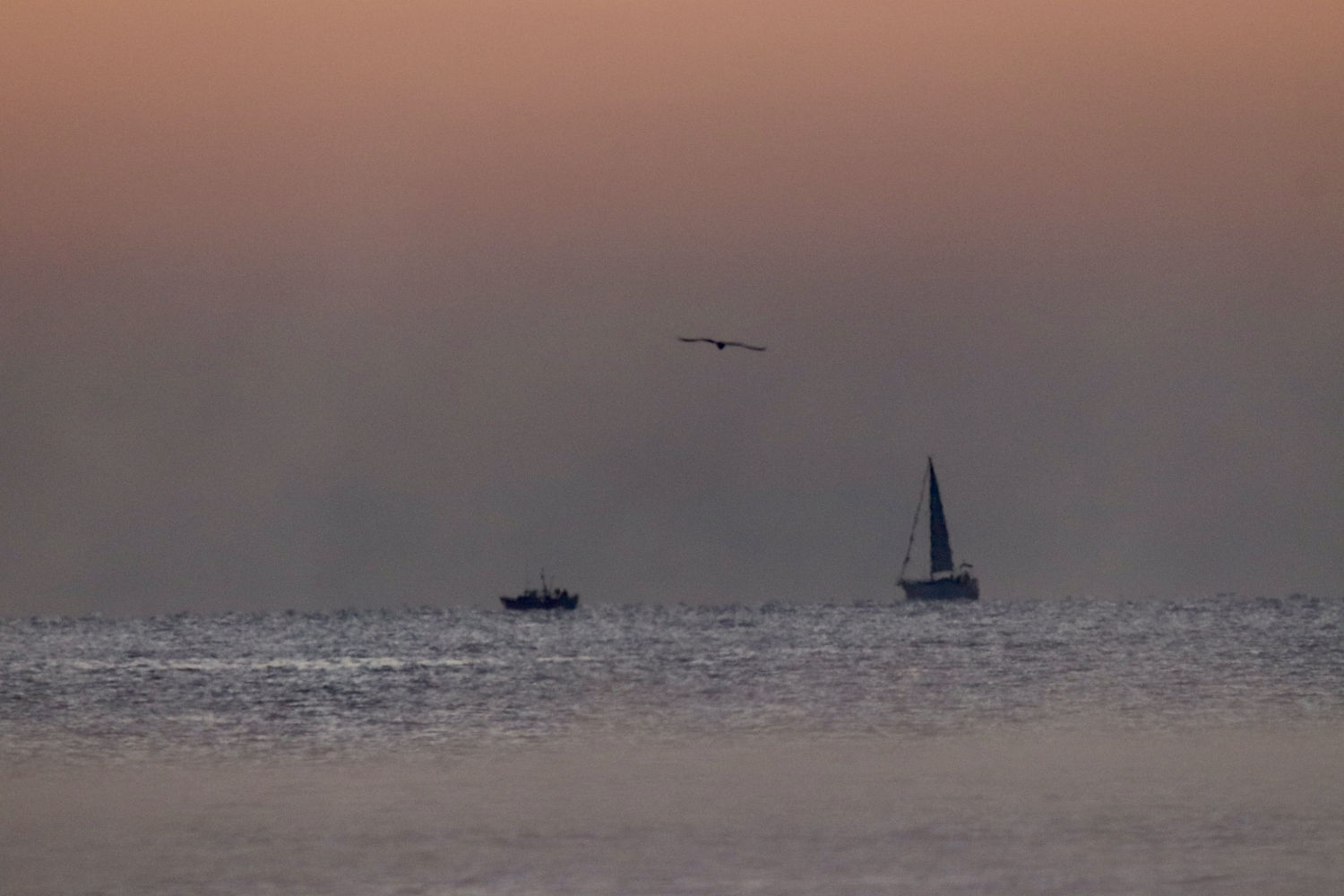 Amanecer de humo ártico frente a la playa de Castell.